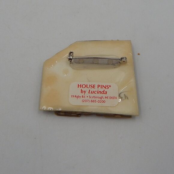 House Pins by Lucinda Christmas Pin Brooch Wreath Sleigh Two Houses Green Gold - Picture 5 of 7